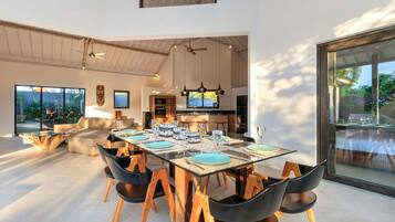 Biệt thự (1 Bedroom) | Bếp riêng | Lò nướng, bếp nấu, máy rửa bát, bàn ăn