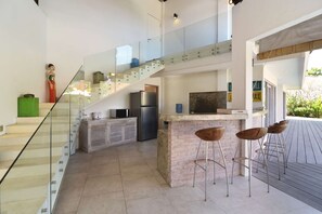 Villa (1 Bedroom) | Cuisine privée | Four, plaque de cuisson, lave-vaisselle, tables à manger