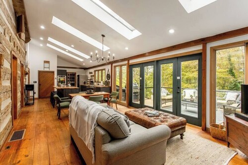 Fully Resorted Historic Luxury Cabin| Fireplace