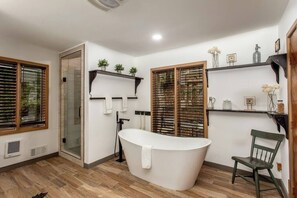 Badewanne, Haartrockner, Handtücher, Shampoo