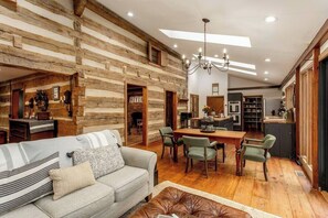 Televisión, chimenea y oficina 