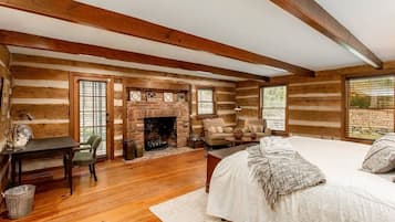 4 habitaciones, escritorio, tabla de planchar con plancha y wifi