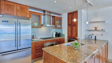 Villa (3 Bedrooms) | Private kitchen | Oven