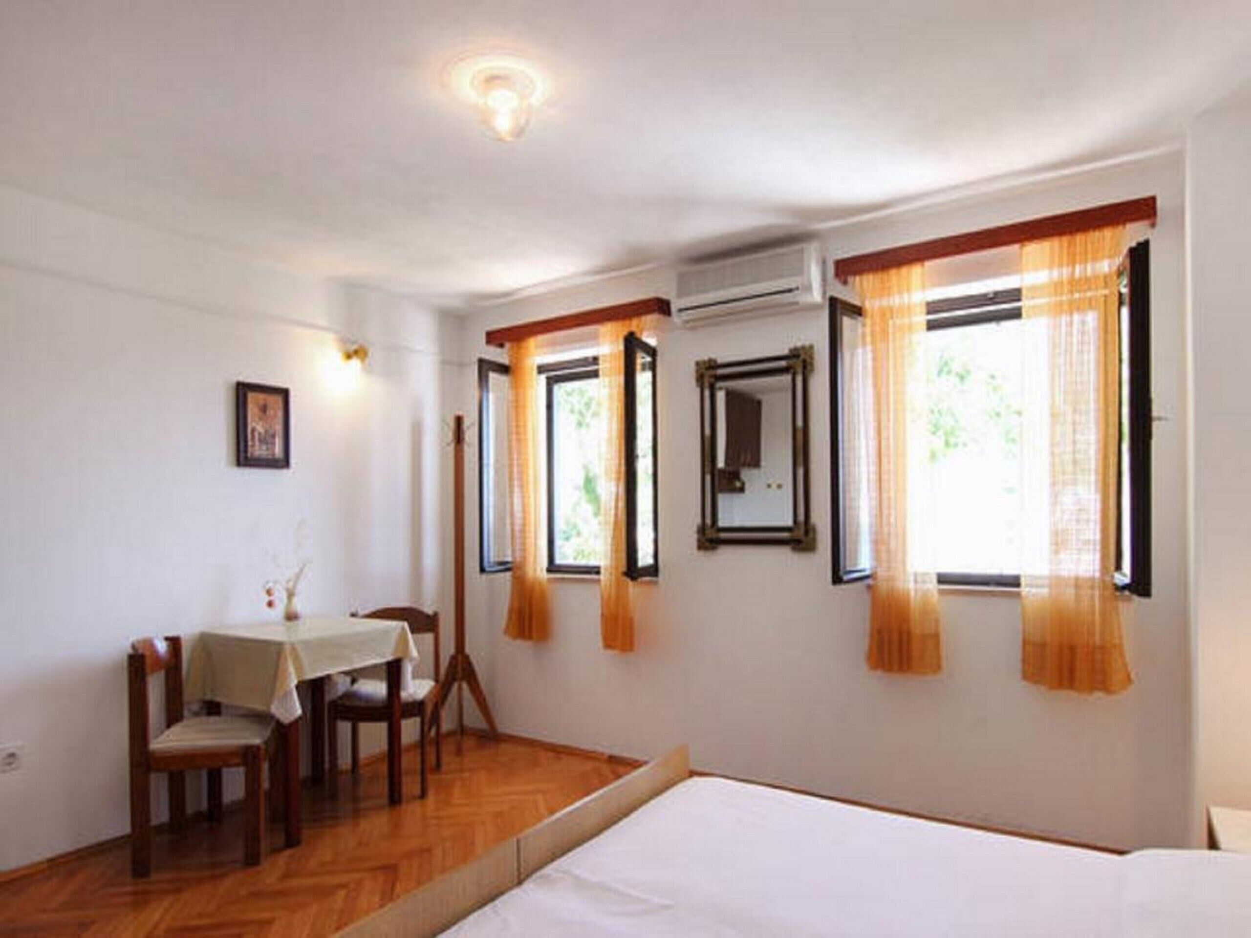 スタジオ (Standard Studio Apartment) | ダイニングルーム