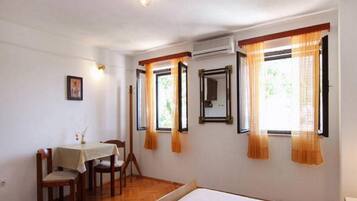 Studio (Standard Studio Apartment) | Dining room