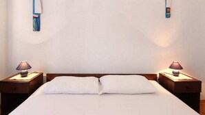 A hotel room with a bed, two nightstands, and two wall-mounted lamps. - Apartments Nadia (Bol)