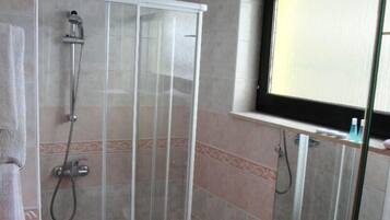 Dusche, Haartrockner, Handtücher, Seife