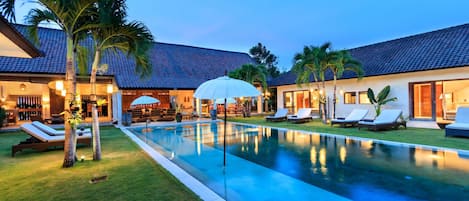 Villa (6 Bedrooms) | Front of property