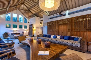 Villa (1 Bedroom) | Wohnzimmer | LED-Fernseher