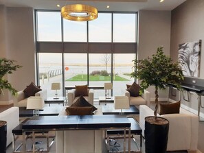 Área de estar no saguão