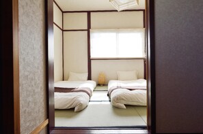 3 bedrooms, desk, iron/ironing board, free WiFi - 5 minutes to Universal Studios Accommodates up to 10 people Oldfashioned house but clean - Nishikujo reception / Osaka Ōsaka (Osaka)