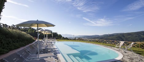 Piscina stagionale all'aperto, ombrelloni da piscina, lettini