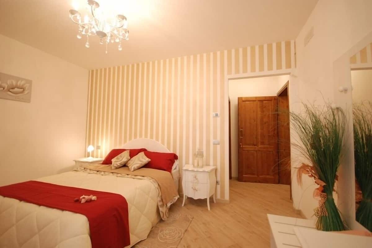 Double Room (Consuma) | In-room safe, iron/ironing board (on request), free WiFi, bed sheets