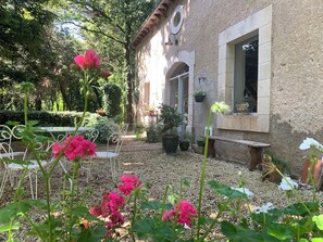 Outdoor dining -  The Stables Gite, at Chateau Mas de Pradie,  2 bedroom luxury gite in Aveyron. (Foissac)