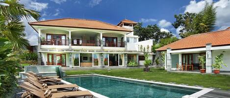 Villa (5 Bedrooms) | Front of property