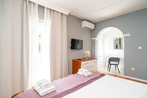 Nhà (Four Bedroom Holiday Home with Pool) | 4 phòng ngủ, bàn ủi/dụng cụ ủi quần áo 