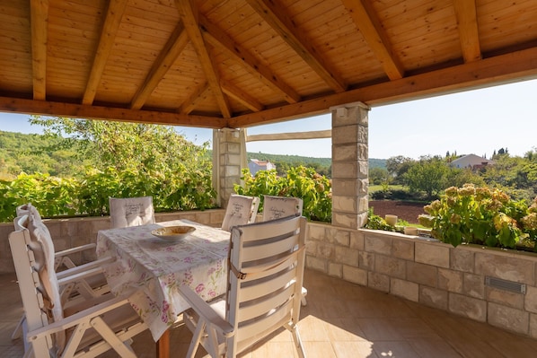 Maison (Four Bedroom Holiday Home with Pool) | Terrasse/patio