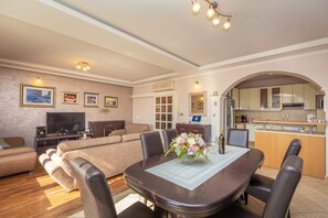 Nhà (Four Bedroom Holiday Home with Pool) | Phòng ăn