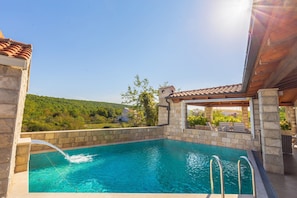 Maison (Four Bedroom Holiday Home with Pool) | Piscine | Piscine extérieure, chaises longues