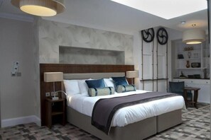 Free WiFi, bed sheets - The Greenwood Hotel by Wetherspoon (Northolt)