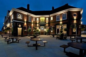 Property grounds - The Greenwood Hotel by Wetherspoon (Northolt)