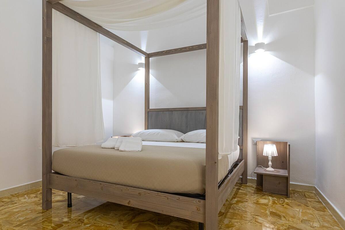 Egyptian cotton sheets, premium bedding, pillow-top beds, minibar