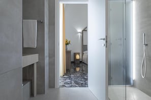 Jetted bath, rainfall showerhead, free toiletries, hair dryer