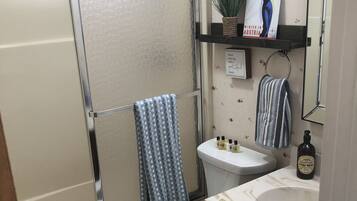 Combined shower/bathtub, hair dryer, towels, toilet paper