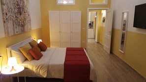 1 bedroom, WiFi, bed sheets - HOLIDAY HOME EQUIPPED WITH WALK-IN SHOWER AND CHROMOTHERAPY + FREE POD COFFEE (Napoli)