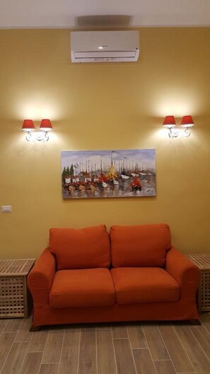 TV - HOLIDAY HOME EQUIPPED WITH WALK-IN SHOWER AND CHROMOTHERAPY + FREE POD COFFEE (Napoli)