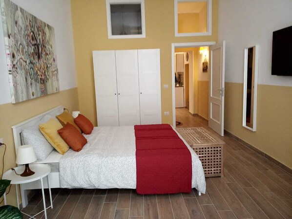 1 bedroom, WiFi, bed sheets - HOLIDAY HOME EQUIPPED WITH WALK-IN SHOWER AND CHROMOTHERAPY + FREE POD COFFEE (Napoli)