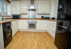 Fridge, oven, stovetop, electric kettle