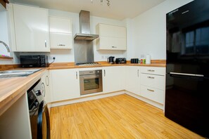 Fridge, oven, stovetop, electric kettle