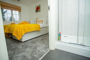 3 bedrooms, desk, iron/ironing board - Somerset Place Holiday home (Northampton)