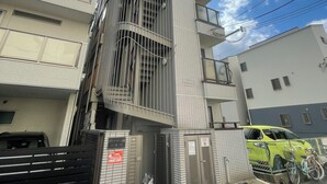 Un edificio de varios pisos con un diseño moderno, que incluye balcones y ventanas amplias.