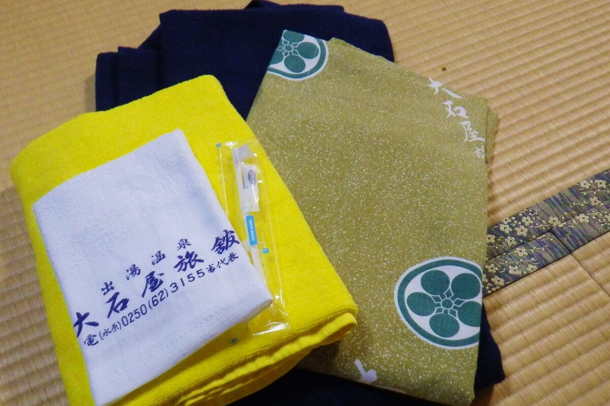 Un objeto doblado con etiqueta blanca y un objeto amarillo con diseño verde.