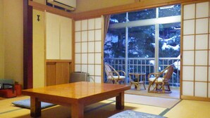 A traditional Japanese room with tatami flooring, a low wooden table, and sliding shoji doors. - Deyu Onsen Oishiya Ryokan (Agano)
