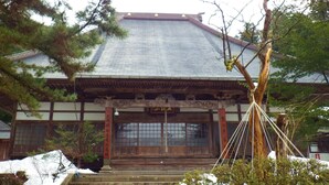 A traditional Japanese building with a tiled roof, wooden beams, and a sign with Japanese characters. - Deyu Onsen Oishiya Ryokan (Agano)
