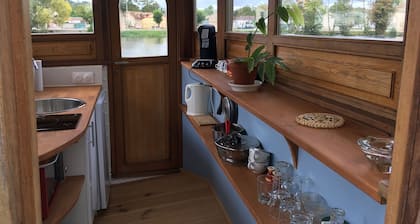 La Timonerie d'une péniche sur l'Yonne -- (The wheelhouse of a barge on the Yonne River) -- (in French)