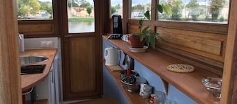 La Timonerie d'une péniche sur l'Yonne -- (The wheelhouse of a barge on the Yonne River) -- (in French)