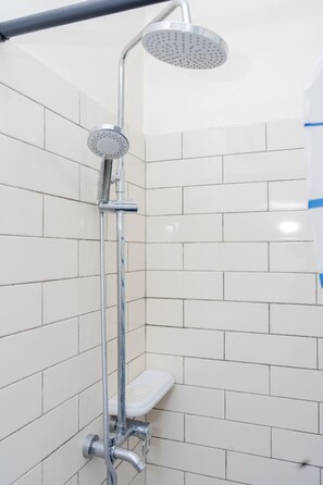 Bathtub, towels, soap, toilet paper - Two roomed apartment - sunset villa Kibagabaga (Kacyiru)