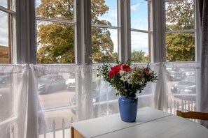 Appartement, 1 grand lit | Cuisine privée | Réfrigérateur, micro-ondes, plaque de cuisson, bouilloire électrique