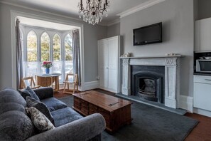 Appartement, 1 grand lit | Salle de séjour | Télévision à écran plat de 30 pouces avec chaßnes numériques, télévision