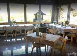 Desayuno (EUR 12 por persona) 