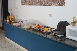 Breakfast buffet - OYO Ramos Hotel (Cruzeiro Do Oeste)