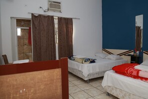 Quadruple Room | Free WiFi, bed sheets - OYO Ramos Hotel (Cruzeiro Do Oeste)