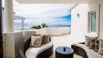 Villa (3 Bedrooms) | Balcony