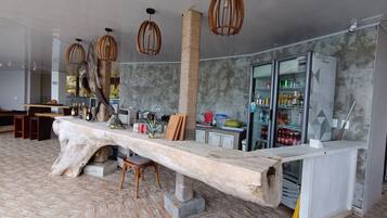 Swim-up bar