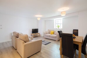 Apartamento, 1 quarto | Área de estar | TV de tela plana 26 polegadas com canais digitais, TV