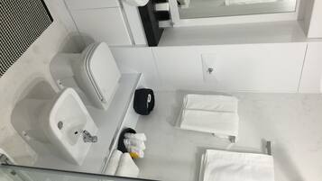 SĂšche-cheveux, serviettes fournies